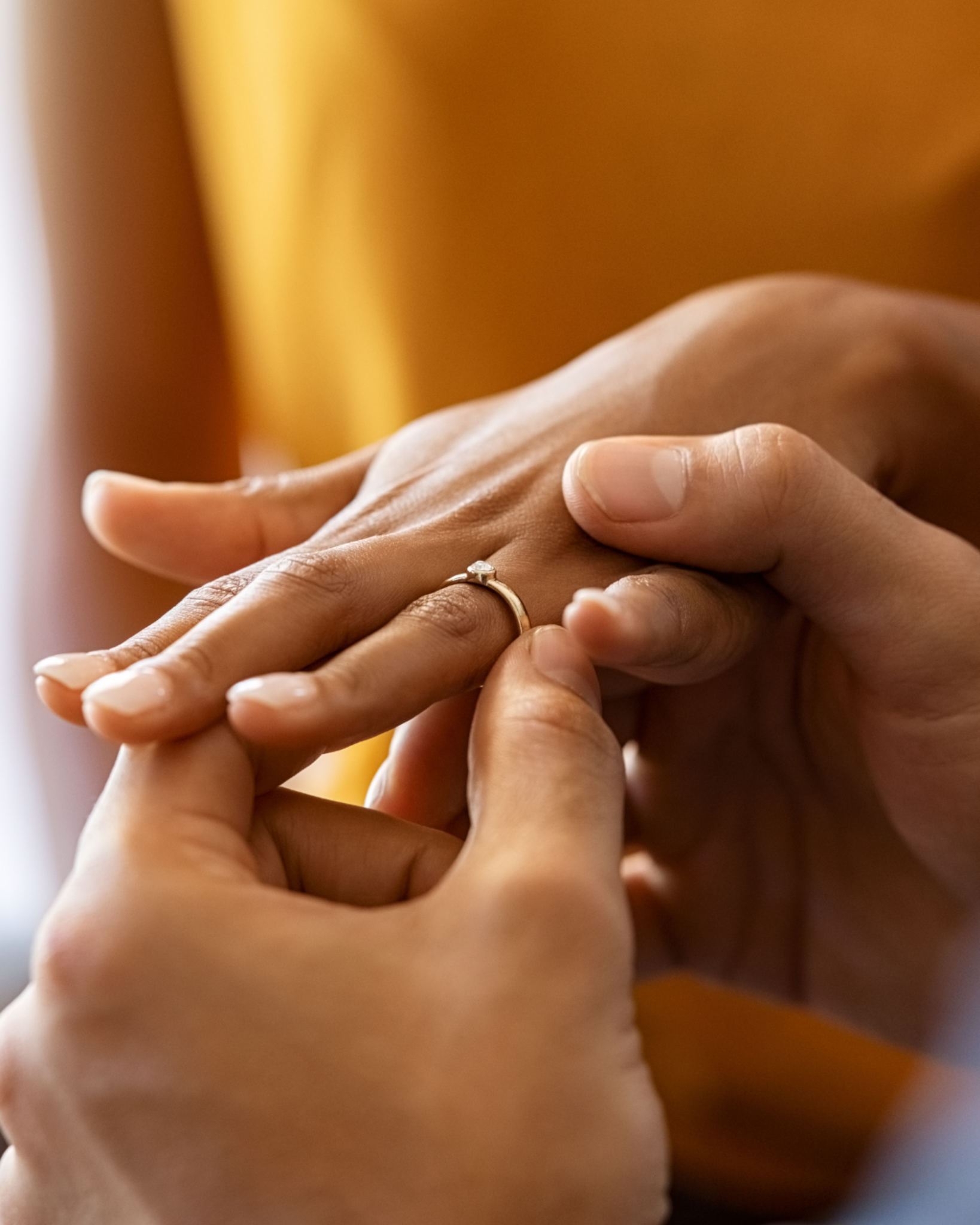 Casal ao pôr-do-sol