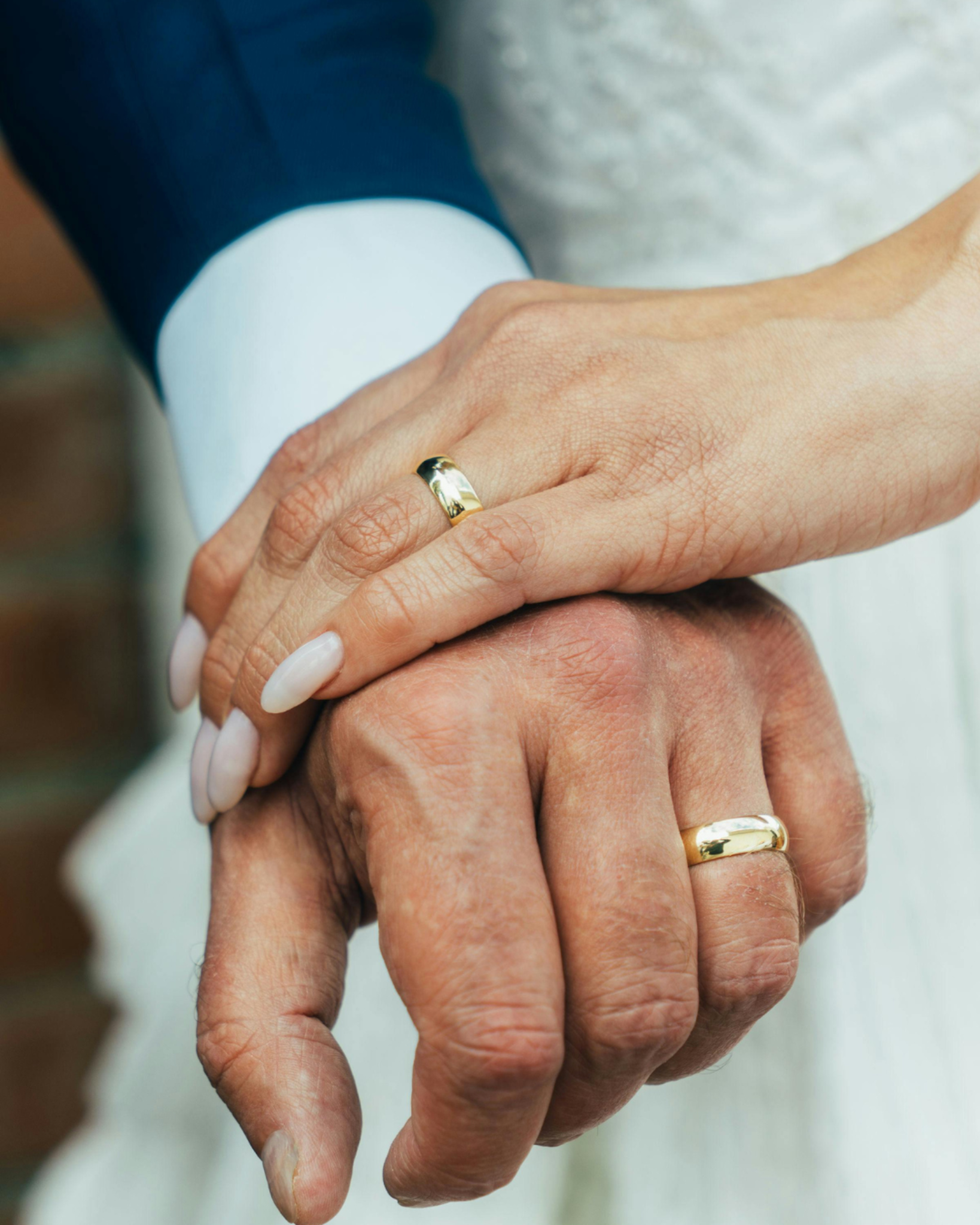 Casal abraçado ao pôr-do-sol